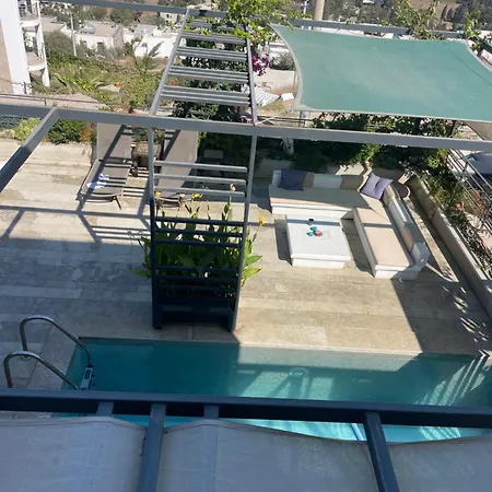 Bodrumda deniz ve doğa manzaralı full eşyalı lüks villa